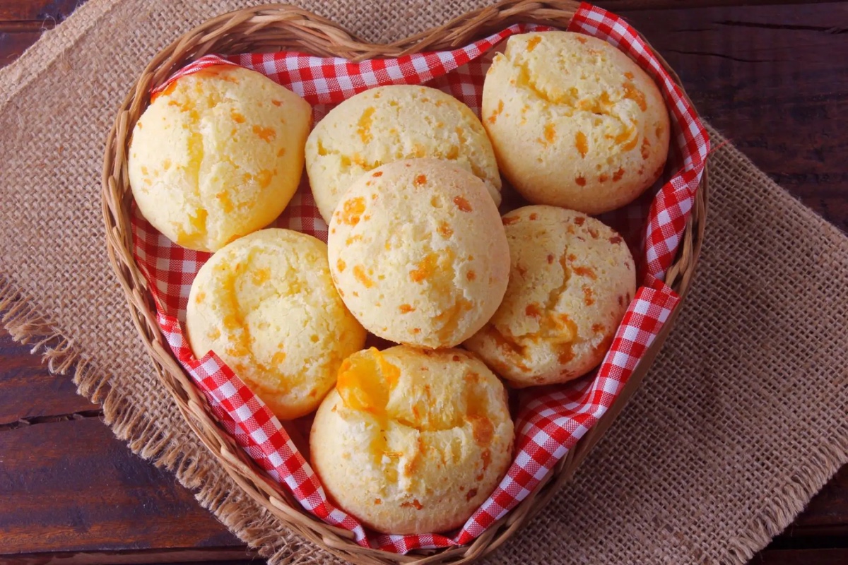 Pão de Queijo, le petit pain au fromage brésilien sans gluten que vous adorerez à Cahors
